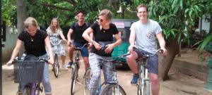 波隆纳鲁沃New Gama Guest的一群人骑着自行车沿着街道走