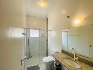 伯迪亚哥Suíte privativa próxima ao Sesc 1的一间带水槽、卫生间和镜子的浴室