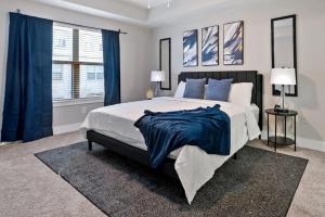 亚特兰大Bliss Peaceful Space的一间卧室配有一张大床,上面有蓝色的毯子