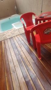 里贝朗普雷托Espaço lazer的热水浴池旁的游泳池配有桌椅