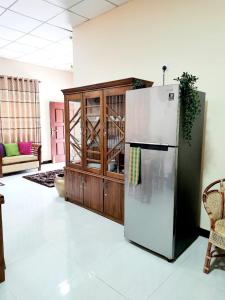 TalagalaHappy Nest的带冰箱和木制橱柜的厨房