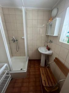 Sopotnia WielkaChatka Janka - Malowniczy domek w Beskidach的带淋浴、盥洗盆和长凳的浴室