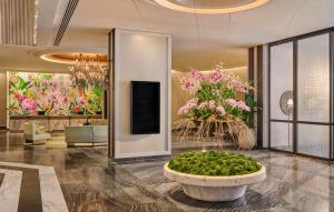 新加坡Mandarin Oriental, Singapore的大堂里种满了鲜花和一碗苹果