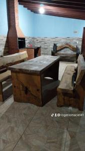 若阿诺波利斯Casa de campo Maciel的客房设有木桌和长凳。