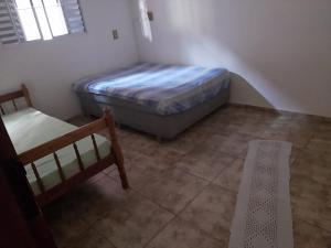 若阿诺波利斯Casa de campo Maciel的一间小卧室,配有一张床和一把椅子