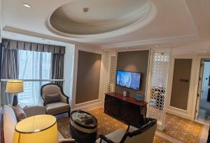 广州广州伊士丹顿酒店的带沙发和电视的客厅