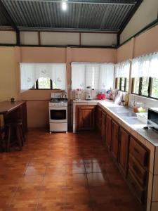 图里亚尔瓦Natural paradise的厨房配有木制橱柜和炉灶烤箱。