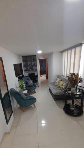 布卡拉曼加habitación con baño en bucaramanga-cerca sena-uis的一间客厅,客厅配有沙发和椅子