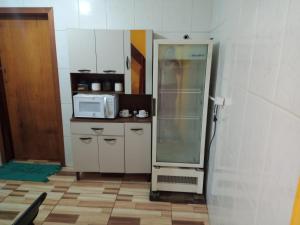 坎波斯杜若尔当Cantinho da Saudade的小厨房配有冰箱和微波炉。