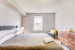 华盛顿Spacious Suite in Deanwood + Free Parking的一间卧室设有两张床、一个梳妆台和窗户。