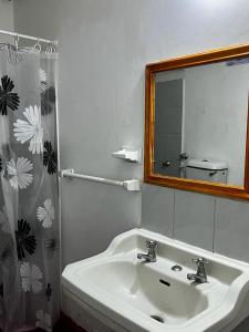 卡塔赫纳Hotel Gran Riviera的浴室设有白色水槽和镜子