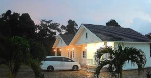 哥打巴鲁D'Laman Cottage Kota Bharu kelantan的停在房子前面的白色汽车