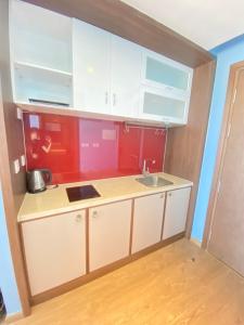 Ấp Thiẹn ÁiLuxury APEC MANDALA MŨI NÉ SG HAPPY HOUSE的小厨房配有白色橱柜和水槽