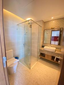 Ấp Thiẹn ÁiLuxury APEC MANDALA MŨI NÉ SG HAPPY HOUSE的带淋浴、卫生间和盥洗盆的浴室