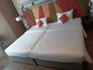 Ấp Thiẹn ÁiLuxury APEC MANDALA MŨI NÉ SG HAPPY HOUSE的卧室配有一张带白色床单和枕头的大床。