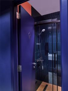 雪邦Kepler Club Kuala Lumpur Airport - KLIA Transit Hotel Airside的带淋浴的浴室和紫色门