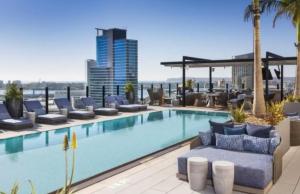 圣地亚哥Massive Penthouse Overlooking All of San Diego的一座带躺椅的游泳池和一座建筑