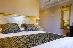 萨拉曼卡索霍区萨拉曼卡精品酒店的一间卧室配有一张大床和两个枕头