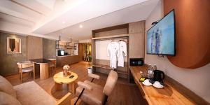 加德满都Daali Hotel & Apartment的带电视的客厅和带沙发的客厅。