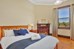 塔南达巴罗莎葡萄园宾馆的一间卧室,床上有泰迪熊