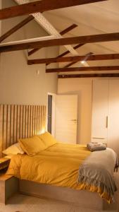塞昆达Leipoldt Self-Catering Apartment的一间卧室配有一张黄色的大床