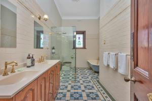 塔南达巴罗莎葡萄园宾馆的浴室配有水槽、淋浴和浴缸。