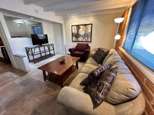 土桑One Bedroom Apartment at Rancho Rillito的客厅配有沙发和桌子