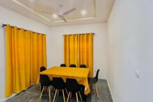 KpaliméLES 9 Plurielles T3 KPALIME KOUMA KONDA的一间会议室,配有桌椅和黄色窗帘