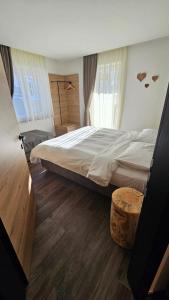 博萨迪法萨Casa Il Giardino的一间卧室设有一张大床,铺有木地板