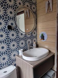 波多诺伏Ivy Residence 4br 6ba with terrasse的一间带水槽和镜子的浴室