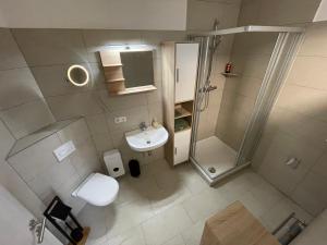 唐格明德B&K Immobilien GbR的带淋浴、卫生间和盥洗盆的浴室