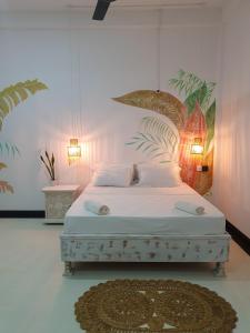 Madihe EastGypSea Madiha的卧室配有白色的床和地毯。