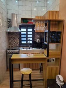 KpaliméLes 9 Plurielles : Studio 1 KPALIME KOUMA KONDA的一个带桌子和水槽的小厨房
