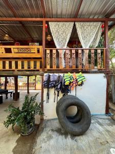 桑卡武里พาราไดซ์รีสอร์ต สังขละบุรี Paradise Resort at Sangkhlaburi的房屋一侧带轮胎的门廊