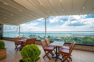 伊斯坦布尔码头时间酒店的阳台配有桌椅,享有海景。