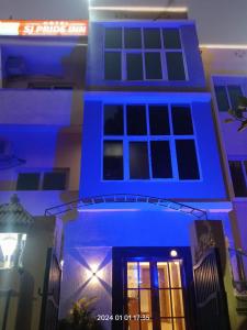 布巴内什瓦尔HOTEL SJ PRIDE INN的前面有蓝色灯的房子