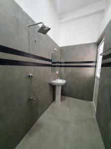 Madihe EastGypSea Madiha的一间带水槽和淋浴的浴室