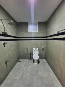 Madihe EastGypSea Madiha的一间带卫生间和窗户的浴室