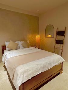归仁VV House Quy Nhon Homestay的卧室配有一张带灯的白色大床