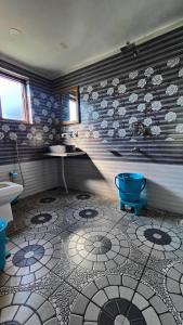 帕哈尔加姆Tip Top Pahalgam的浴室设有蓝色的卫生间和水槽。