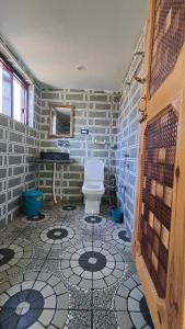 帕哈尔加姆Tip Top Pahalgam的一间带卫生间的浴室和瓷砖地板。