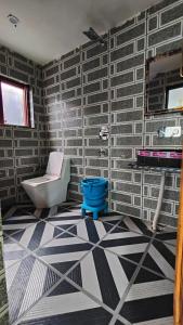 帕哈尔加姆Tip Top Pahalgam的一间带卫生间和瓷砖墙的浴室