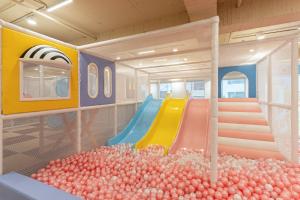 台中市永丰栈酒店的一个带滑梯和一堆球的游戏室