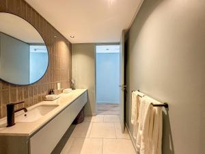 开普敦Home Suite Hotels De Waterkant的一间带水槽和镜子的浴室