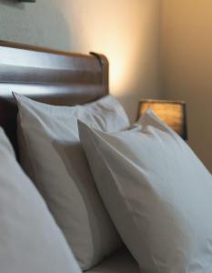 卡托劳塔翁Guesthouse Adonis的床上的一堆白色枕头