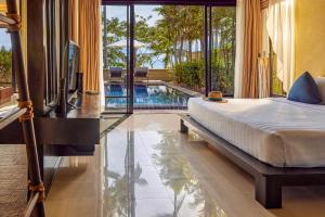 班邦宝TUI BLUE The Passage Samui Pool Villas with Private Beach Resort的一间卧室设有一张床和一个游泳池