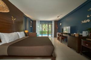 华欣华欣碧海旅馆的一间卧室配有一张床、一张桌子和一个水槽