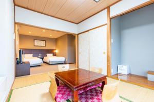 箱根Hakone Forest of Verde的一间带书桌的卧室和一间带两张床的卧室