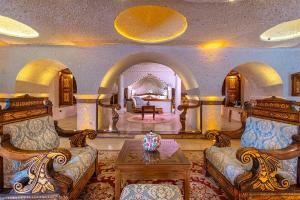 于尔居普Cappadocia Gamirasu Cave Hotel的一个大客厅,配有两张沙发和一张桌子