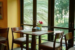 华欣华欣碧海旅馆的窗户客房内的桌椅